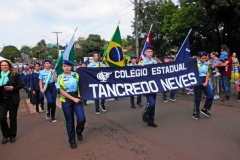 O viés militar dos alunos ao desfilarem...