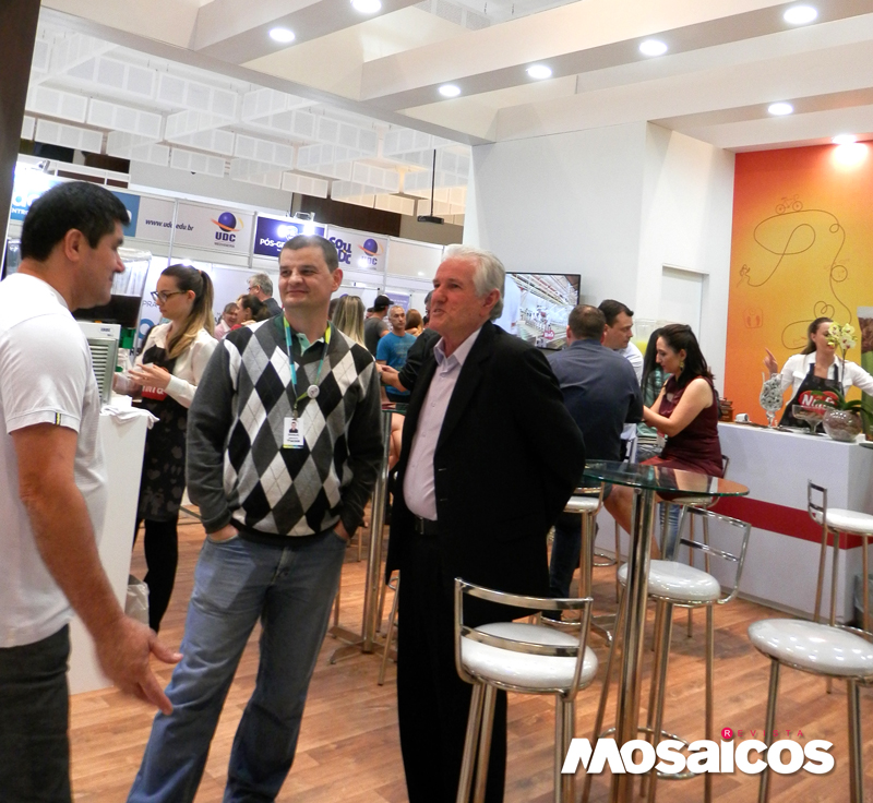 Hugo Zadinello ( dietor geral Ninfa Alimentos) dando apoio na recepção de visitantes