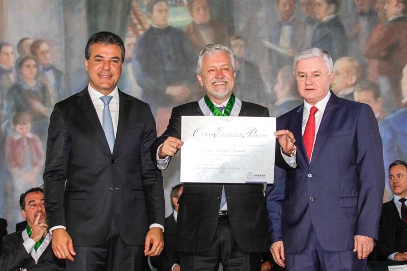ITAIPU. Presidente da Itaipu Binacional Jorge Samek de Foz do Iguaçu homenageado com o título Grande Oficial. 