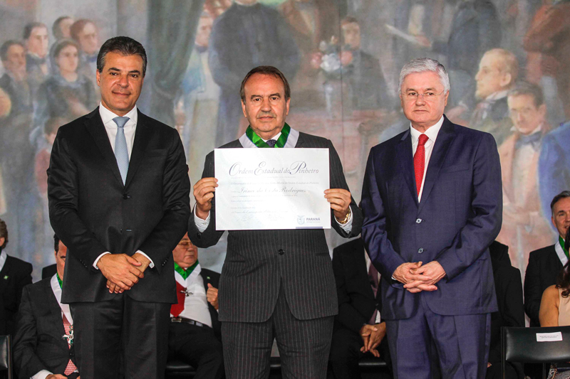 LAR. O Diretor-Presidente da Lar Cooperativa Agroindustrial Irineo da Costa Rodigues, de Medianeira, recebeu a distinção de Comendador.