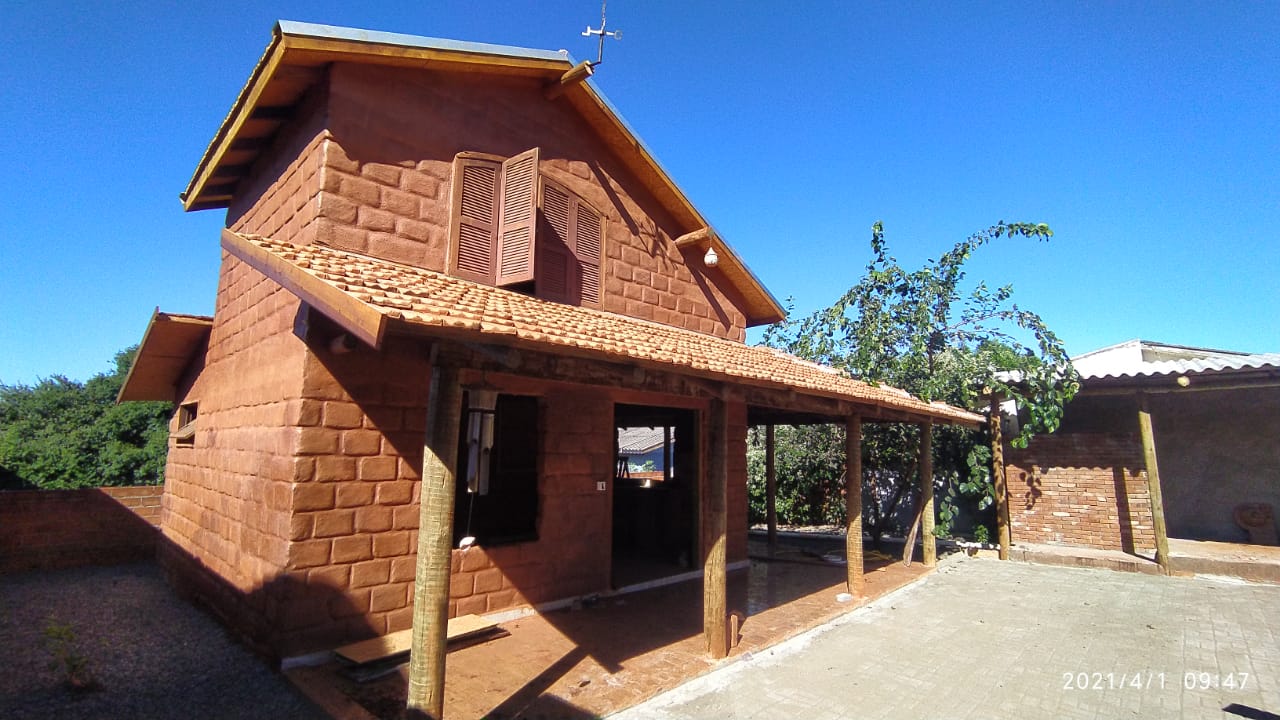 Casa sendo construída com tijolos adobe no Bairro Condá